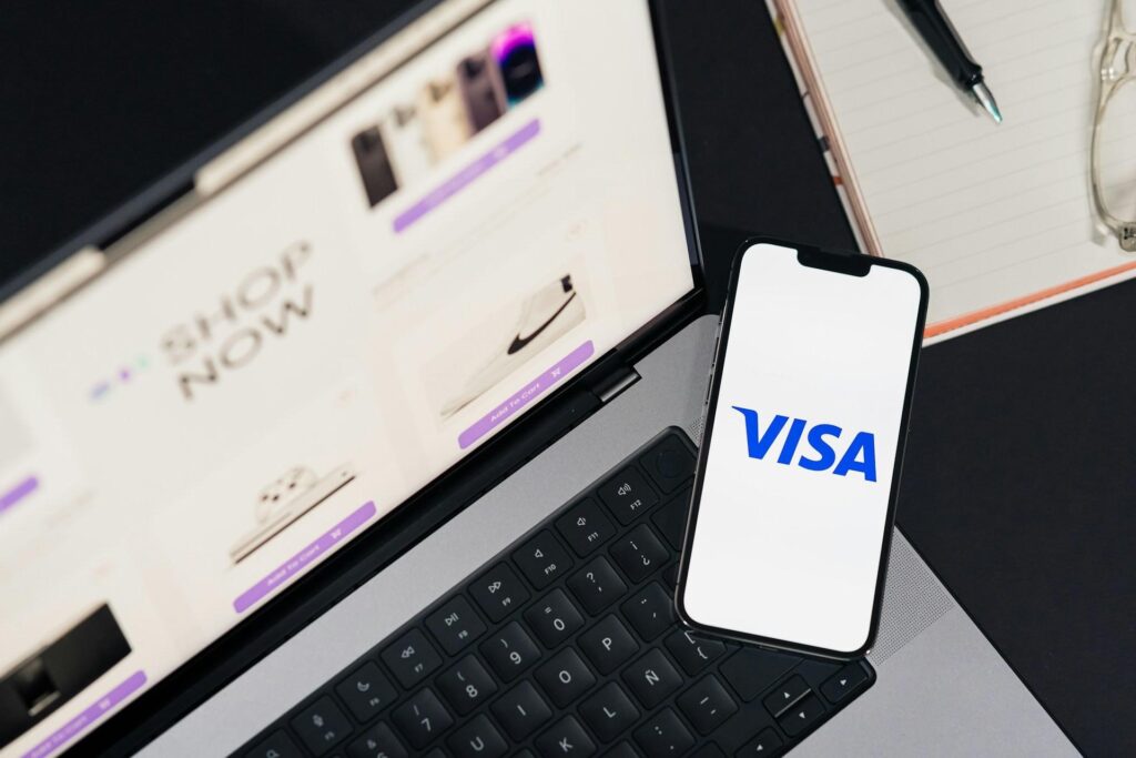 لوگوی ویزا کارت روی صفحه موبایل برای خرید آنلاین