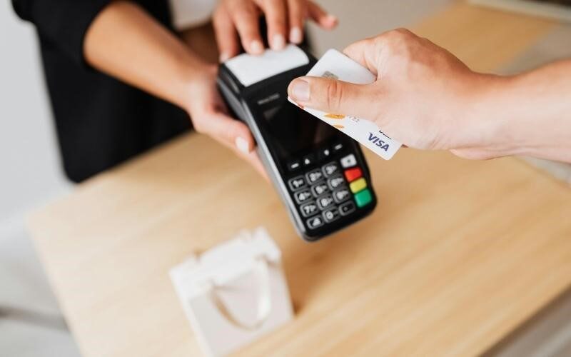 پرداخت با ویزا کارت فیزیکی از طریق دستگاه کارتخوان